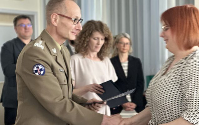 Dyrektor WIM-PIB wręcza dyplom studentce.