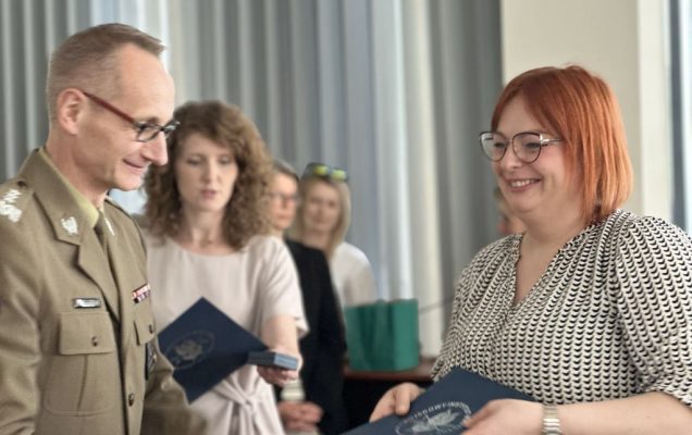 Dyrektor WIM-PIB wręcza dyplom studentce.