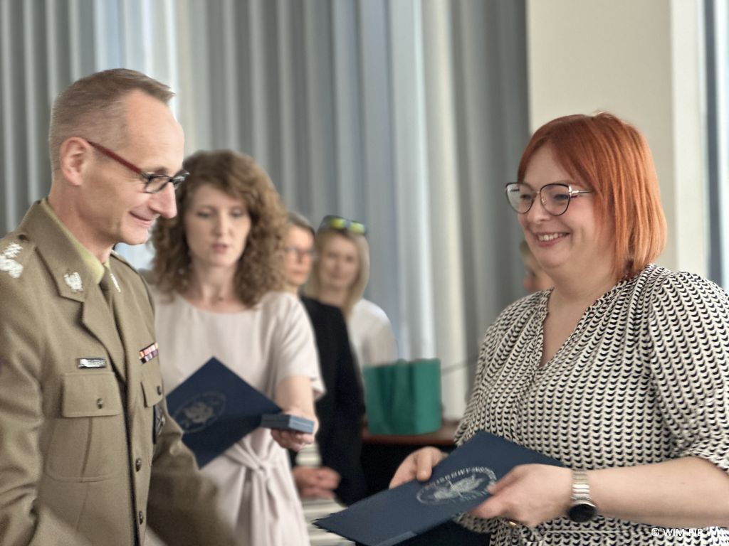 Dyrektor WIM-PIB wręcza dyplom studentce.