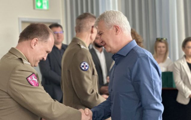 Dyrektor WIM-PIB Grzegorz Gielerak wręcza dyplom studentowi.