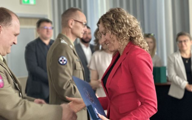 Dyrektor WIM-PIB Grzegorz Gielerak wręcza dyplom studentce.