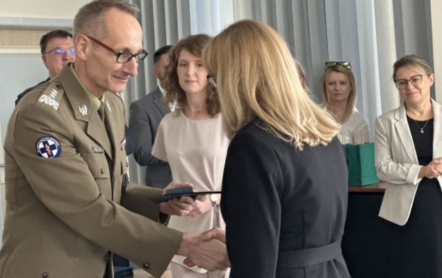 Dyrektor WIM-PIB Grzegorz Gielerak wręcza dyplom studentce.