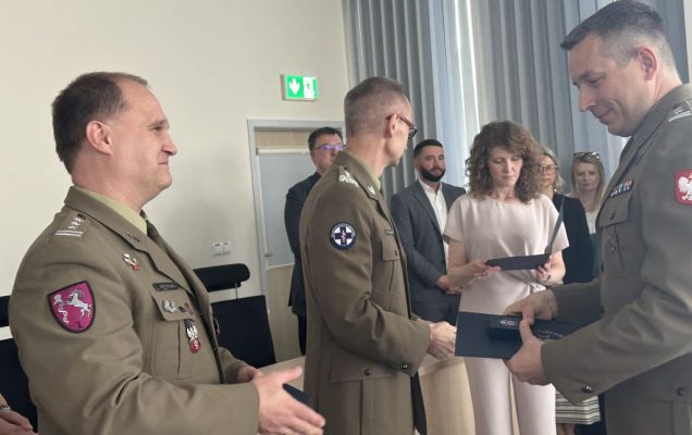 Student w mundurze wojskowym ściska rękę pracownikowi WIM-PIB ubranemu w wojskowy mundur.