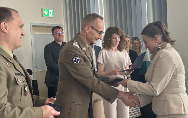 Dyrektor WIM-PIB wręcza dyplom studence.