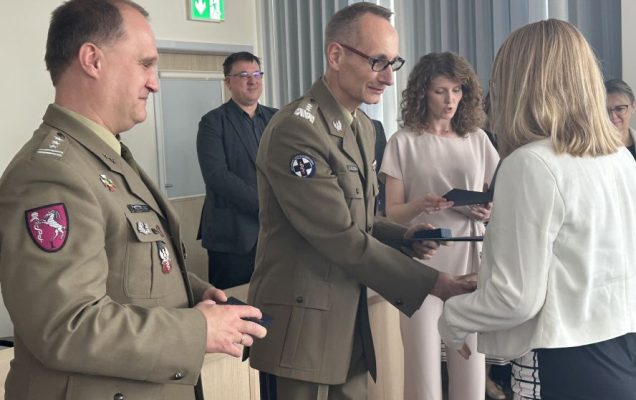 Dyrektor WIM-PIB z pracownikami podczas wręczania dyplomów.
