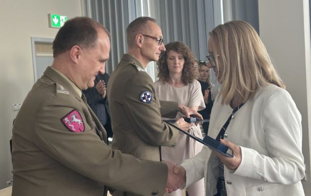 Dyrektor WIM-PIB z pracownikami podczas wręczania dyplomów.