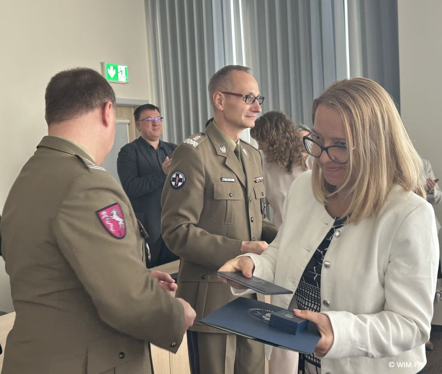 Dyrektor WIM-PIB z pracownikami podczas wręczania dyplomów.