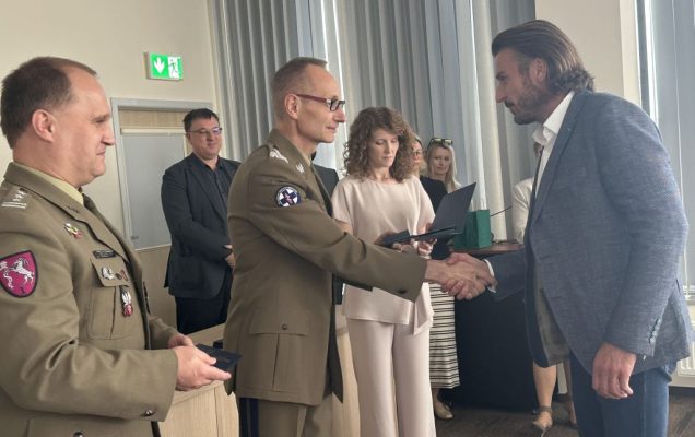 Dyrektor WIM-PIB z pracownikami podczas wręczania dyplomów.