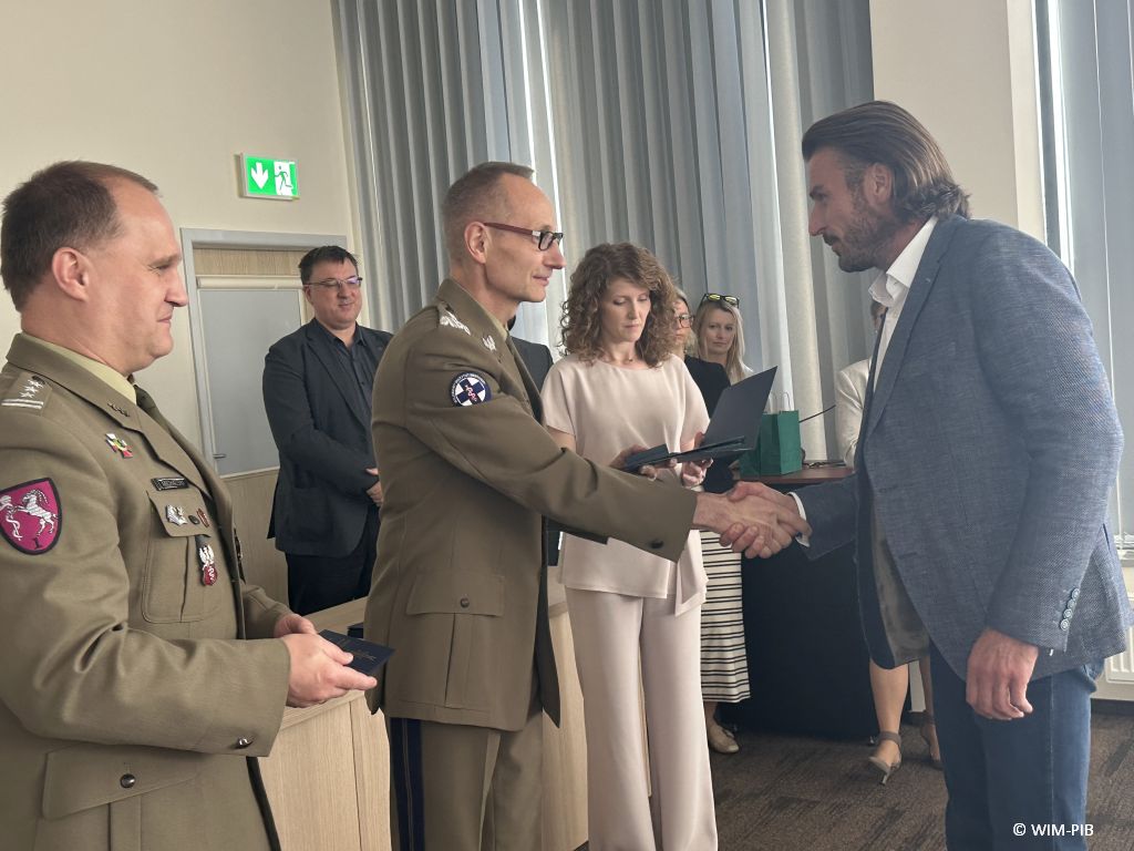Dyrektor WIM-PIB z pracownikami podczas wręczania dyplomów.