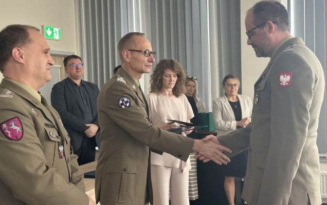 Dyrektor WIM-PIB z pracownikami podczas wręczania dyplomów.