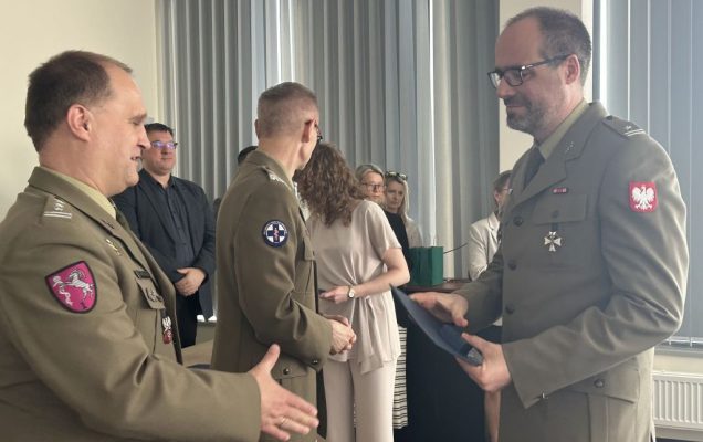 Dyrektor WIM-PIB z pracownikami podczas wręczania dyplomów.