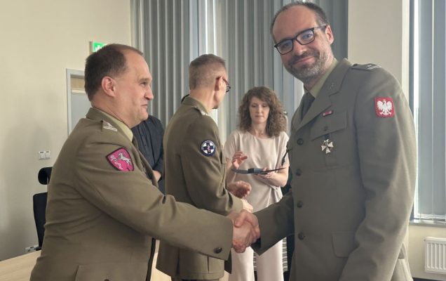 Dyrektor WIM-PIB z pracownikami podczas wręczania dyplomów.