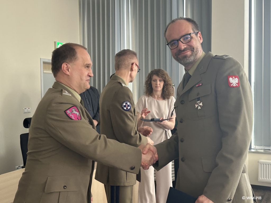 Dyrektor WIM-PIB z pracownikami podczas wręczania dyplomów.