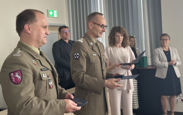 Dyrektor WIM-PIB z pracownikami podczas wręczania dyplomów.