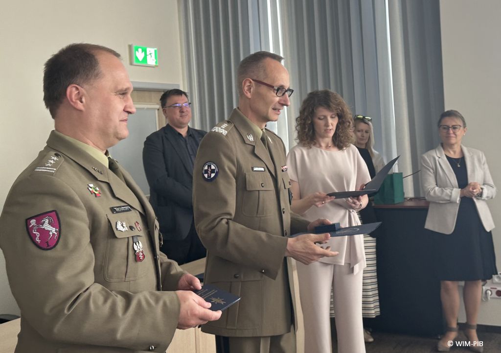 Dyrektor WIM-PIB z pracownikami podczas wręczania dyplomów.