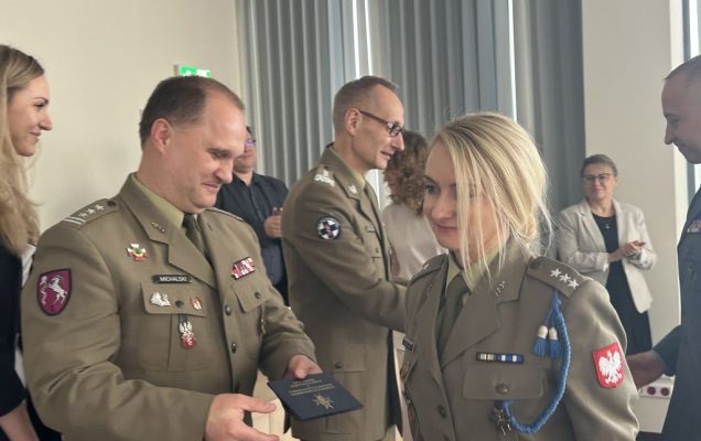 Dyrektor WIM-PIB z pracownikami podczas wręczania dyplomów.