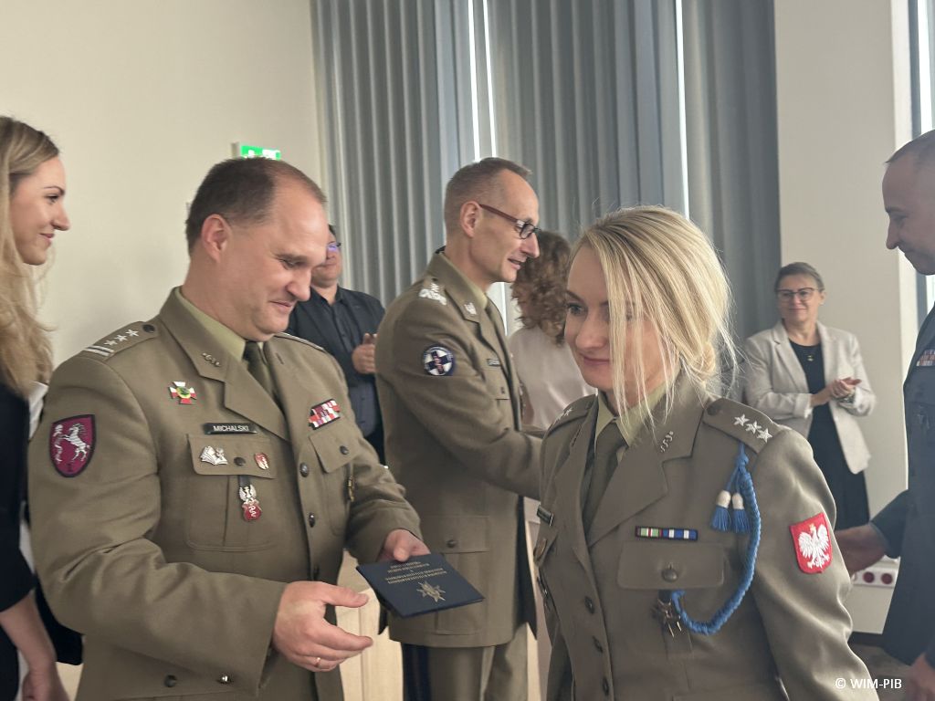 Dyrektor WIM-PIB z pracownikami podczas wręczania dyplomów.
