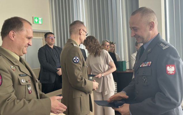 Dyrektor WIM-PIB z pracownikami podczas wręczania dyplomów.
