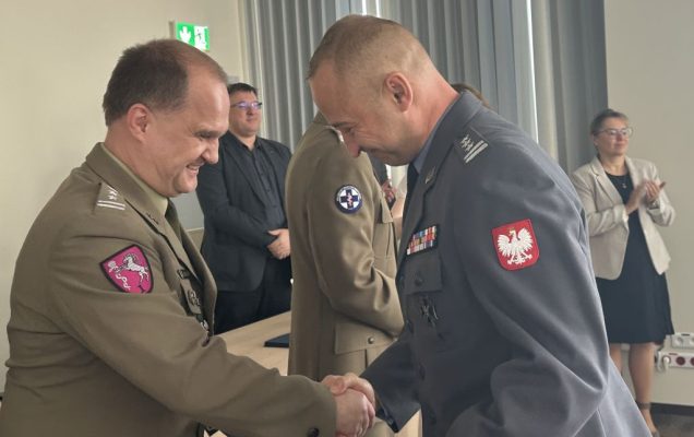 Dyrektor WIM-PIB z pracownikami podczas wręczania dyplomów.