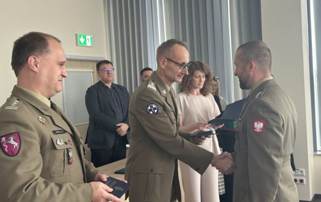 Dyrektor WIM-PIB z pracownikami podczas wręczania dyplomów.