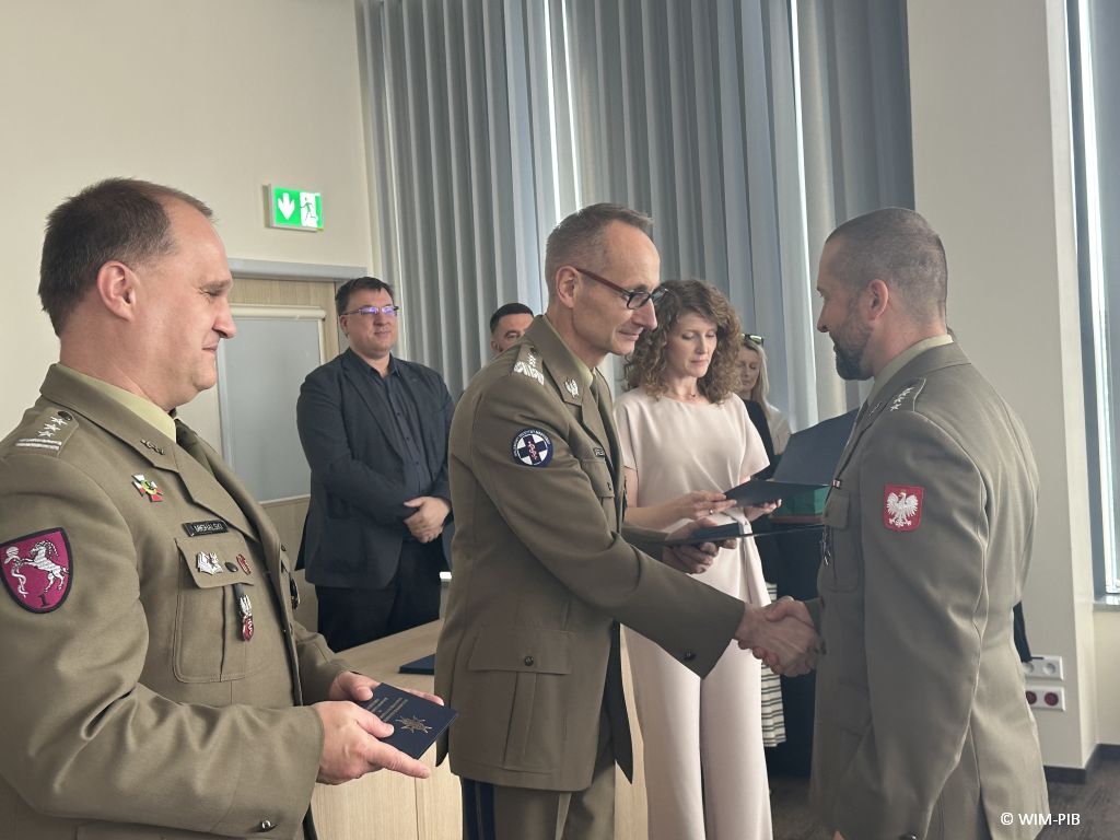 Dyrektor WIM-PIB z pracownikami podczas wręczania dyplomów.