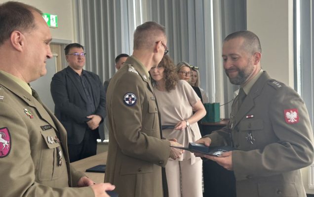 Dyrektor WIM-PIB z pracownikami podczas wręczania dyplomów.