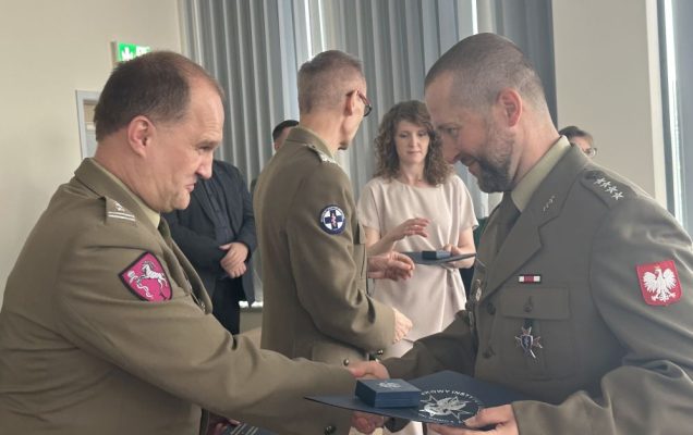 Dyrektor WIM-PIB z pracownikami podczas wręczania dyplomów.