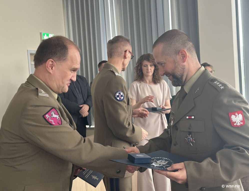 Dyrektor WIM-PIB z pracownikami podczas wręczania dyplomów.