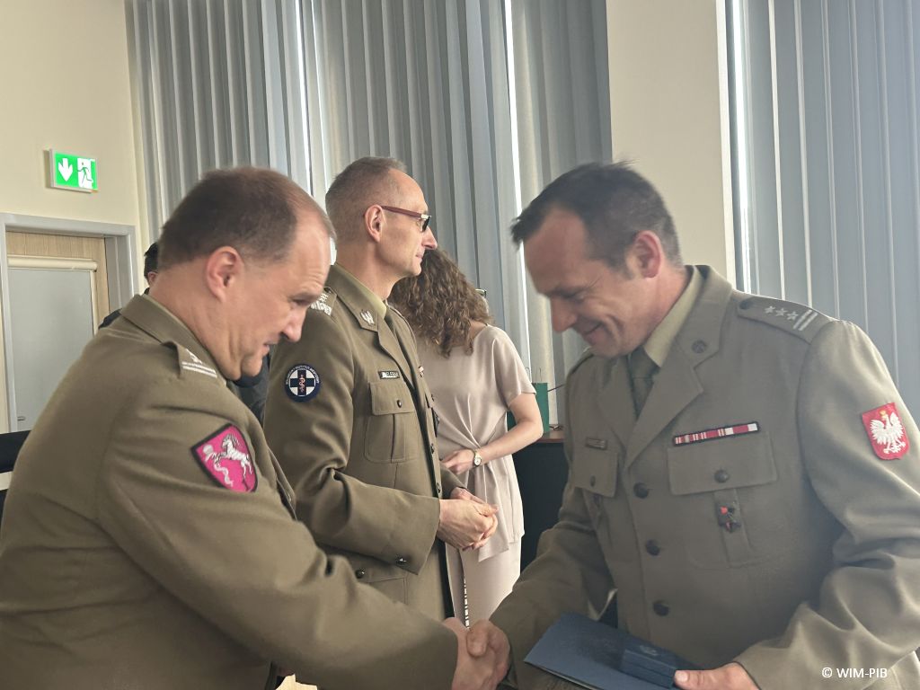 Dyrektor WIM-PIB z pracownikami podczas wręczania dyplomów.