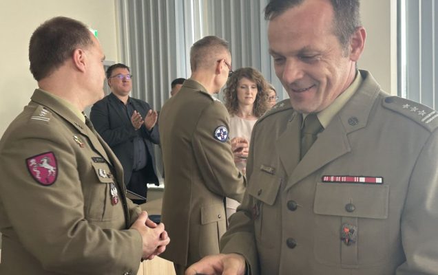 Dyrektor WIM-PIB z pracownikami podczas wręczania dyplomów.