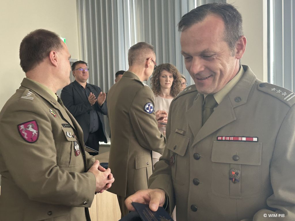 Dyrektor WIM-PIB z pracownikami podczas wręczania dyplomów.