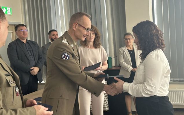 Dyrektor WIM-PIB z pracownikami podczas wręczania dyplomów.