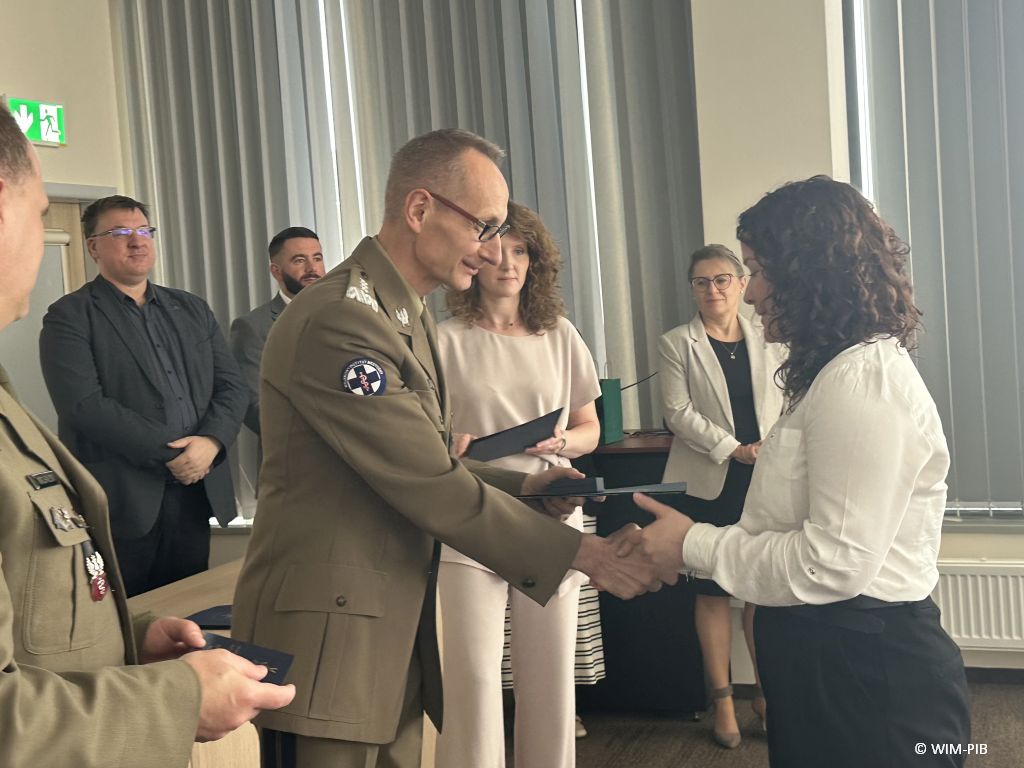 Dyrektor WIM-PIB z pracownikami podczas wręczania dyplomów.