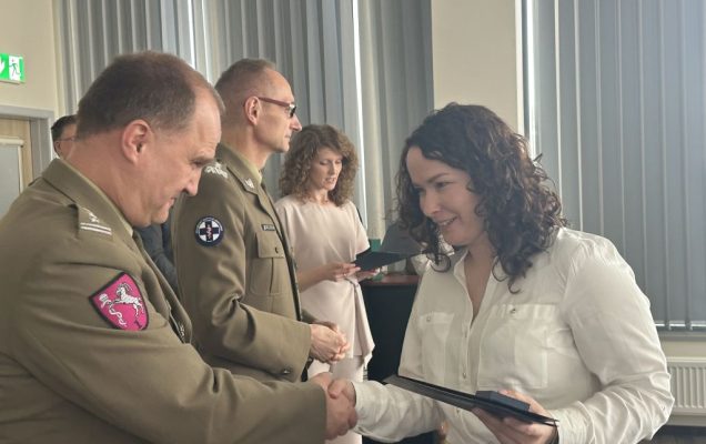 Dyrektor WIM-PIB z pracownikami podczas wręczania dyplomów.