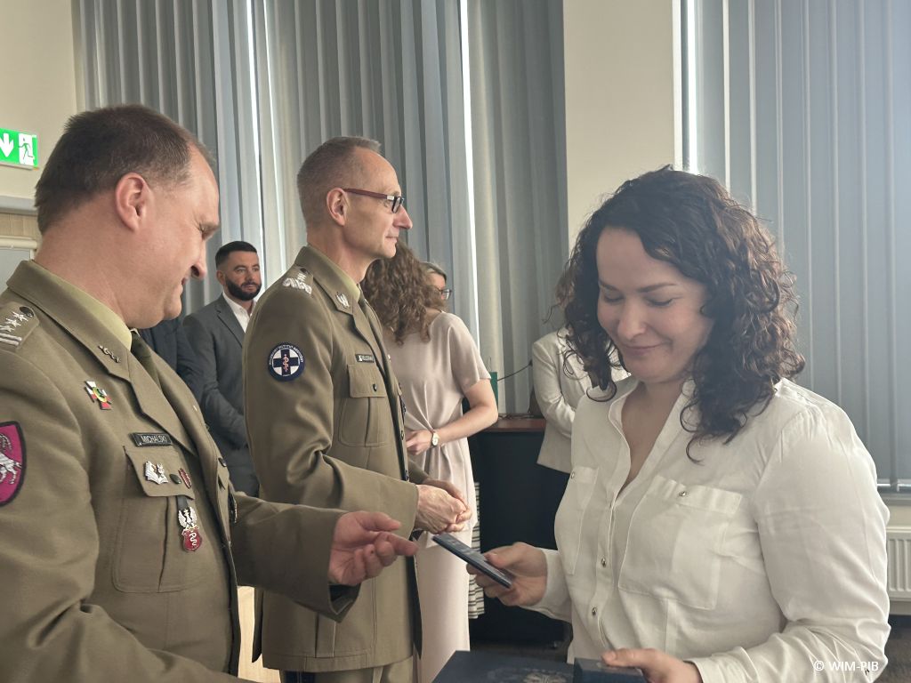 Dyrektor WIM-PIB z pracownikami podczas wręczania dyplomów.