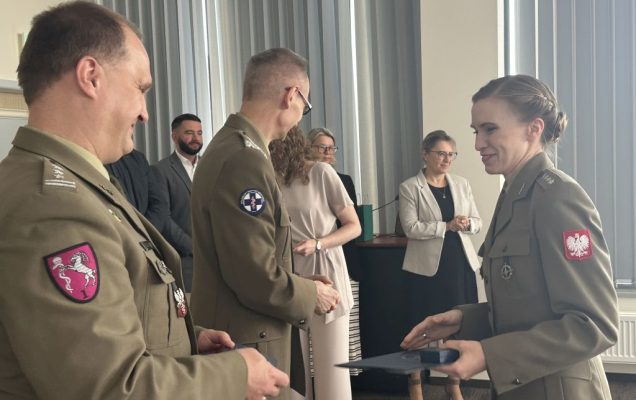 Dyrektor WIM-PIB z pracownikami podczas wręczania dyplomów.