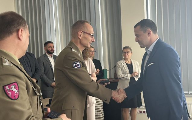 Dyrektor WIM-PIB z pracownikami podczas wręczania dyplomów.