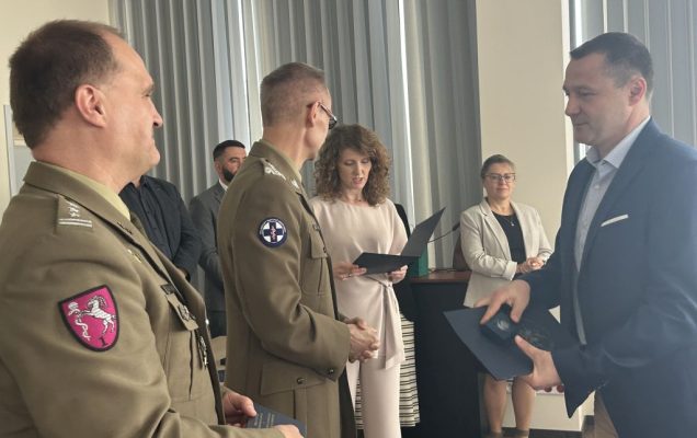 Wręczanie dyplomów.