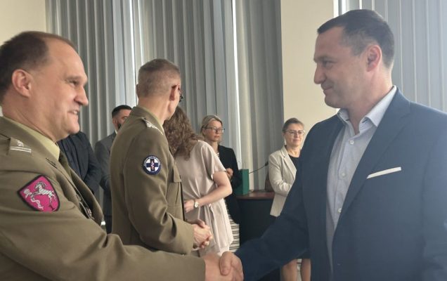 Wręczanie dyplomów.