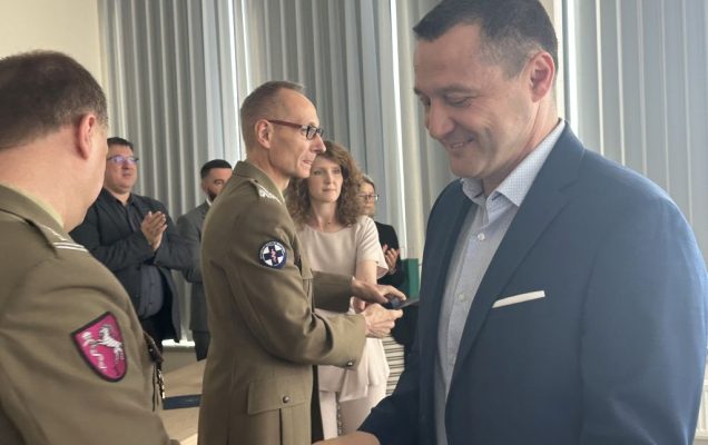 Wręczanie dyplomów.