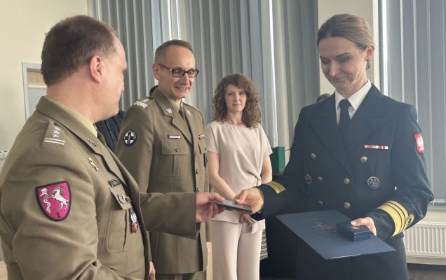 Wręczanie dyplomów.