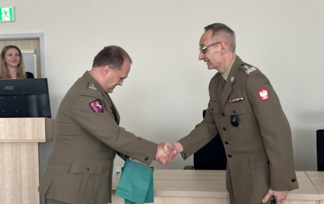 Dyrektor WIM-PIB wręcza studentowi prezent.