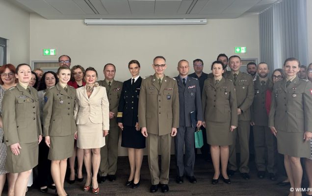 Zdjęcie grupowe studentów, po środku stoi dyrektor WIM-PIB Grzegorz Gielerak.