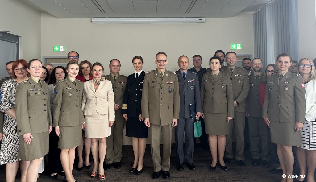 Zdjęcie grupowe studentów, po środku stoi dyrektor WIM-PIB Grzegorz Gielerak.