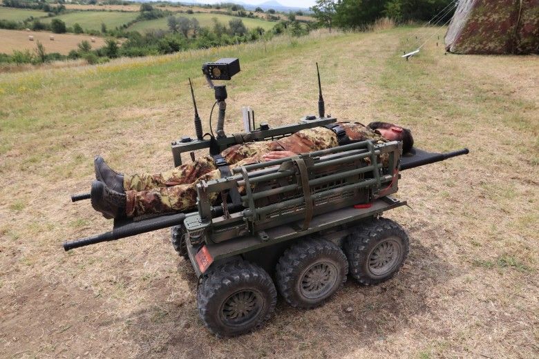 Ranny żołnierz transportowany przez robot wojskowy podczas ćwiczeń'
