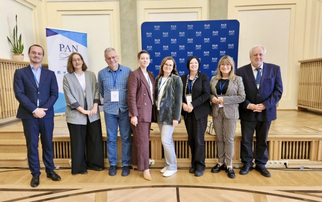 Zdjęcie grupowe uczestników konferencji.