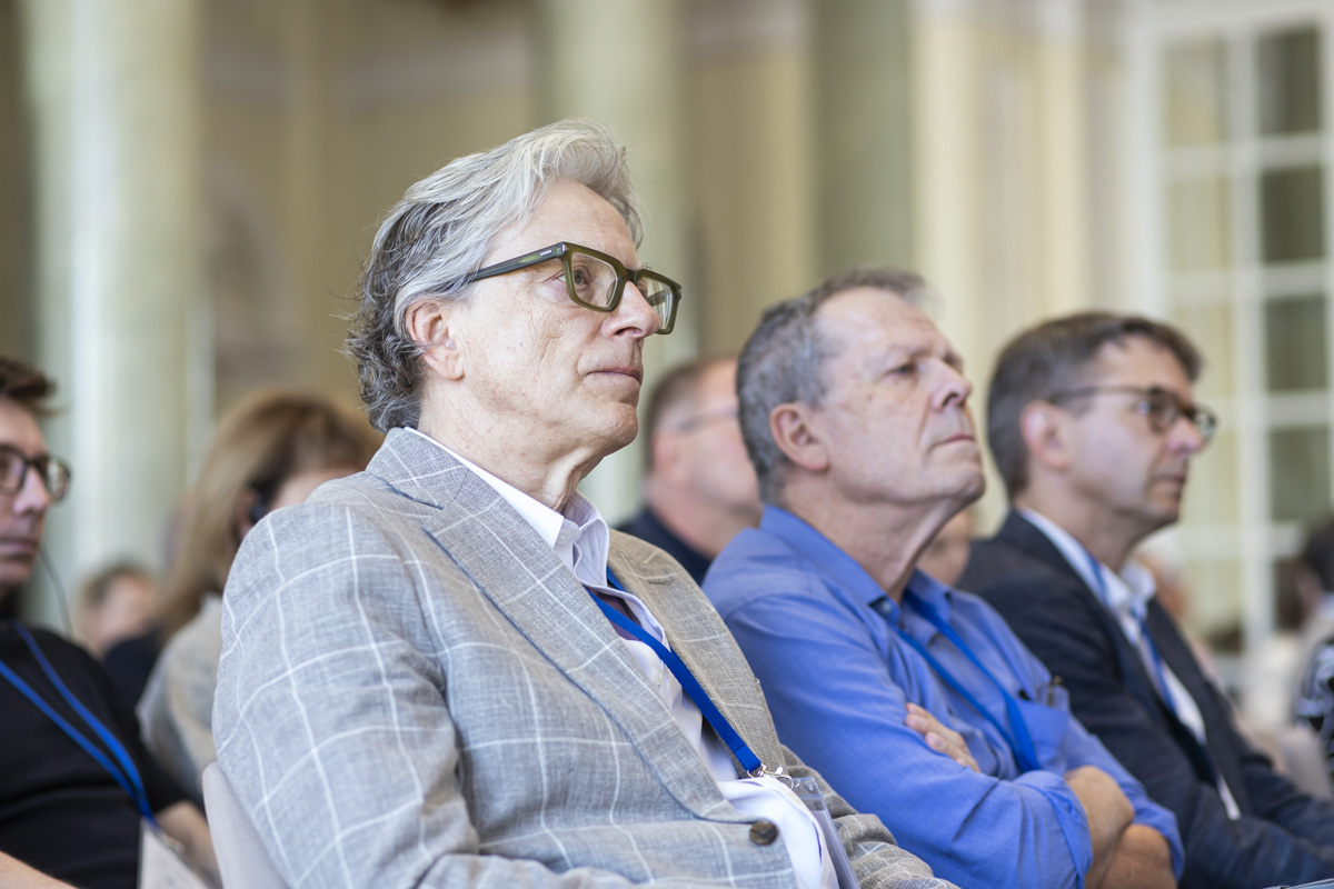 Słuchacze konferencji na sali.