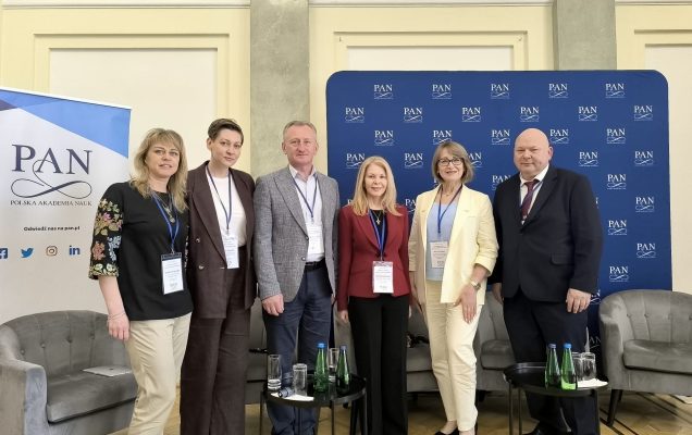 Zdjęcie grupowe ekspertów uczestniczących w konferencji.