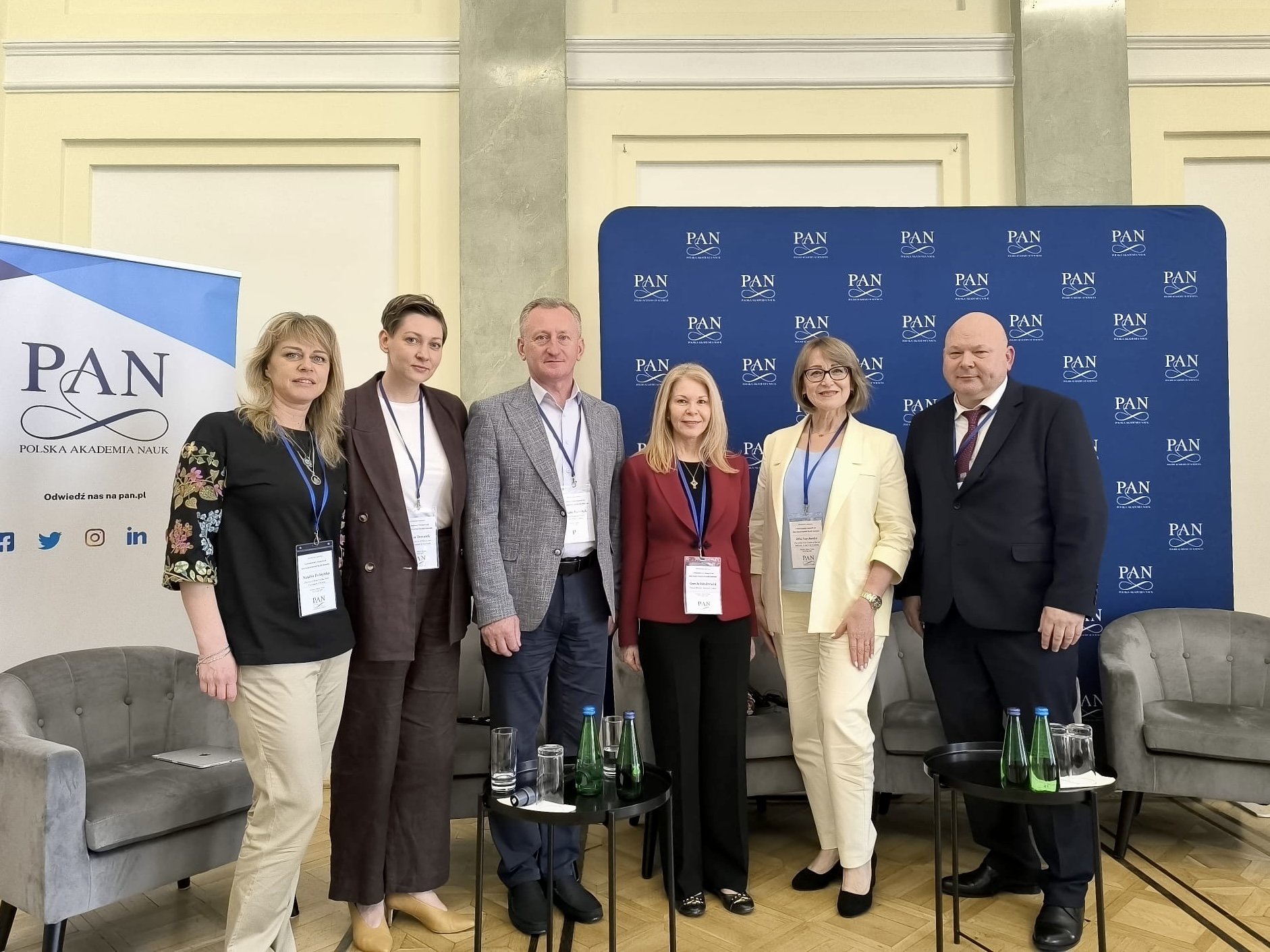 Zdjęcie grupowe ekspertów uczestniczących w konferencji.