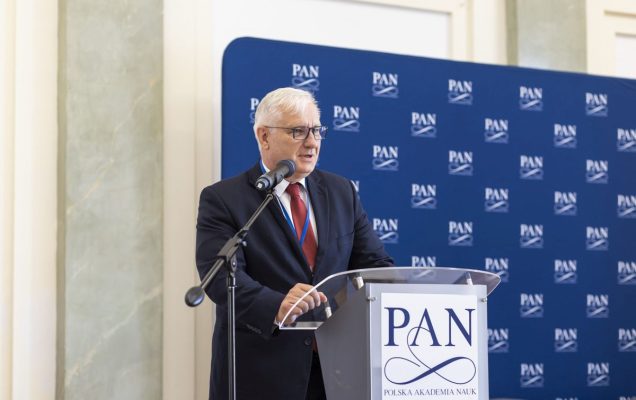 prof. Marek Konarzewski przy mównicy.